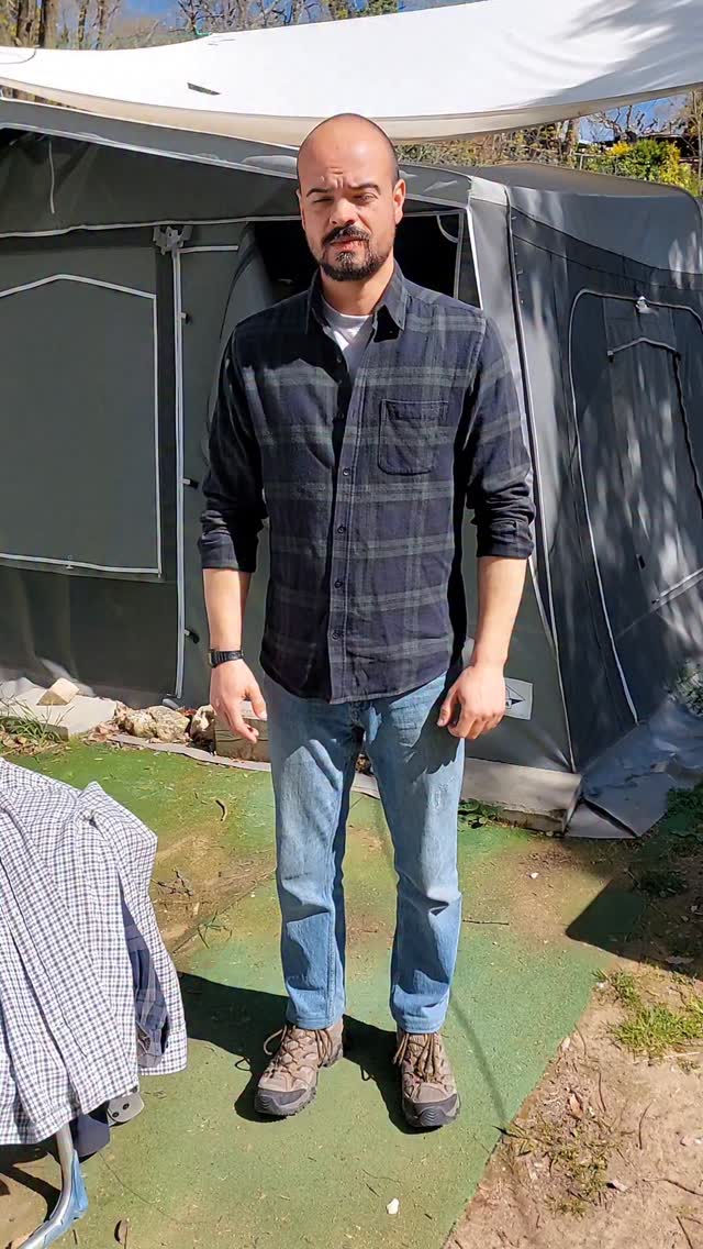 Este es mi atuendo del dia a dia.
Me gusta la practicidad, tengo 3 tejanos iguales en rotacion, cuando uno se esta lavando, me pongo el otro.
.
Las botas de montaña, camisetas basicas y solo tengo que elegir la camisa de cuadros.
.
Me simplifica mucho los atuendos para el dia a dia.
.
Para mi es un outfit que queda bien en la mayoria de ocasiones, montaña, pueblo, ciudad... etc
.
#outfit #montaña #ropa