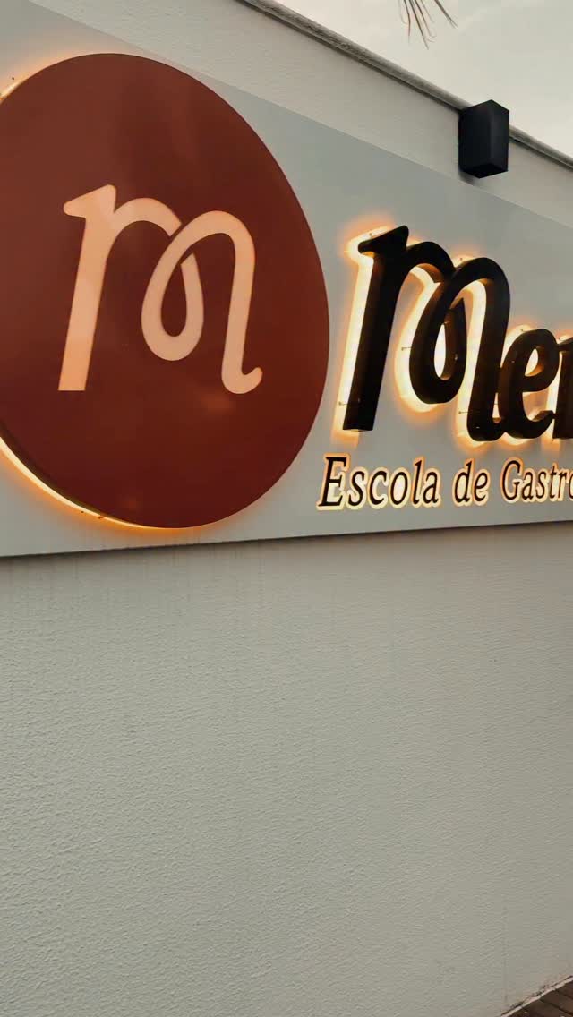 Mais que um workshop… um spoiler do que foi vivido.
Na Menu Escola de Gastronomia, em parceria com a Mais Minas e a Vinícola Basso, reunimos associados Abrasel para uma experiência de sabores, trocas e conexão.
Do frescor dos queijos mais leves à intensidade dos maturados, o chef @pablolussich conduziu uma aula com harmonizações que surpreendem e transformam a experiência à mesa.
Isso foi só o começo.