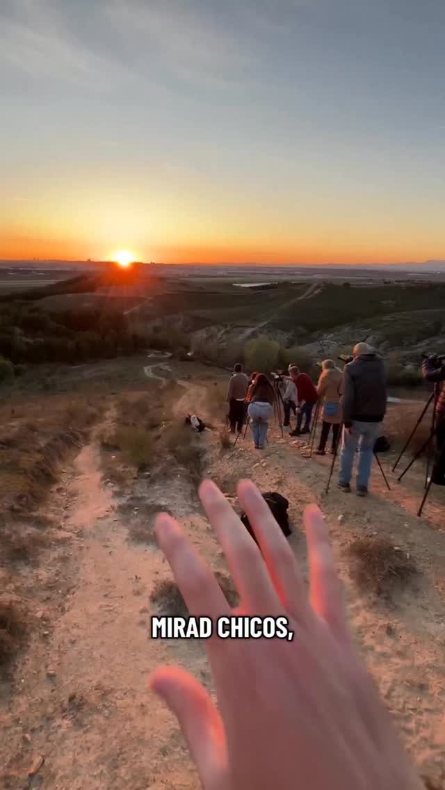 La semana pasada estuvimos en Paracuellos del Jarama, una localización en Madrid donde hay unos atardecer espectaculares.
Lo interesante de este tipo de fotografía es que nada ocurre por casualidad. Conseguir esa alineación perfecta del sol requiere planificación, estudio y, sobre todo, encontrar el punto exacto desde el que todo encaja. Gracias a @planitphoto lo pudimos conseguir.
Pero cuando todo funciona… el resultado es simplemente brutal. Hay algo casi mágico en este tipo de fotografía.