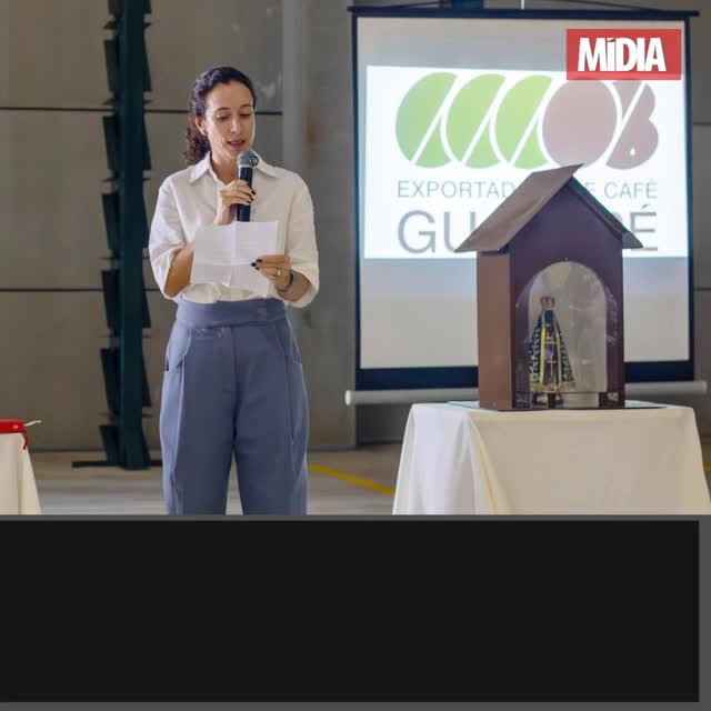 A Exportadora de Café Guaxupé inaugurou, no dia 11 de março, o Armazém 11, nova estrutura dedicada ao armazenamento de café em sua matriz em Guaxupé, no sul de Minas Gerais. A cerimônia reuniu sócios-diretores e colaboradores da empresa e contou com a presença de um padre para a bênção das instalações.
A inauguração acontece em um momento simbólico para a empresa. Fundada em 1970 pelo empresário Olavo Barbosa, a Exportadora de Café Guaxupé celebra, em 2026, seus 55 anos de atuação, consolidando-se como referência em excelência no setor cafeeiro.
LEIA A REPORTAGEM NA ÍNTEGRA >>> link na bio