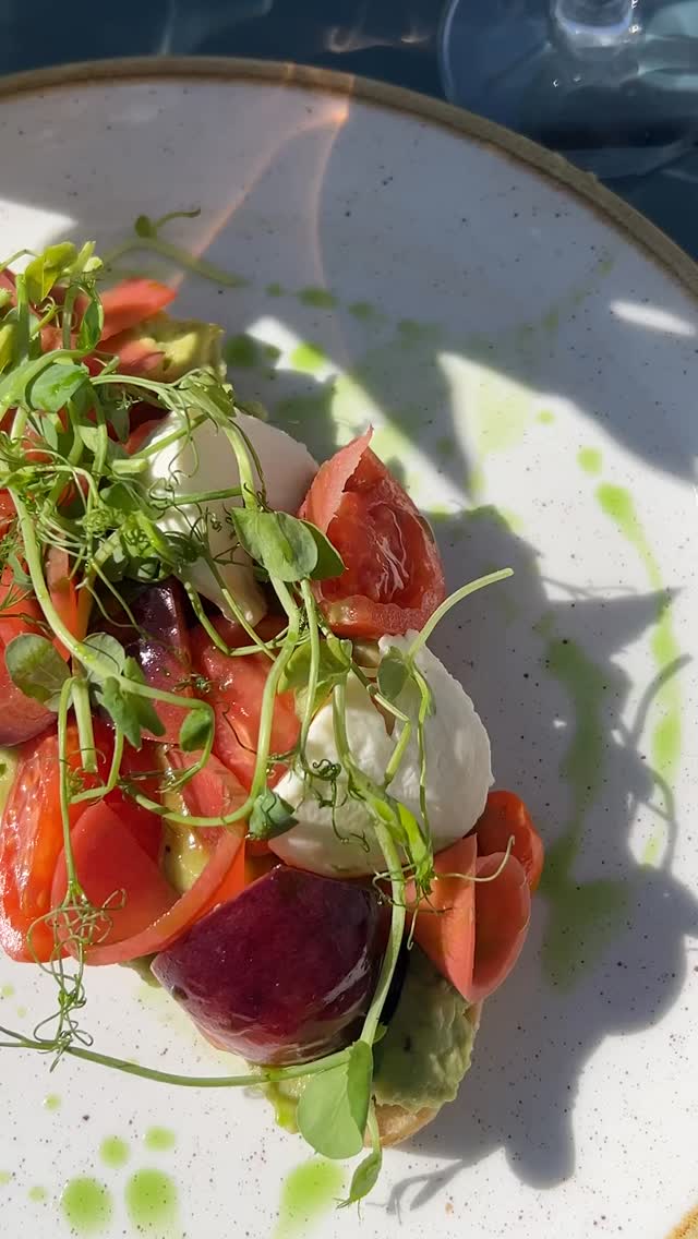 New dishes in our Summer menu that we insist you try next time you pop by!
Crushed Avocado on Sourdough Toast 🥑
Pear Cous Cous Tabouli Salad 🥗
Shakshuka on Toast 🍅
Kashmiri Chicken Bun 🥯
#summermenu #londoncafes