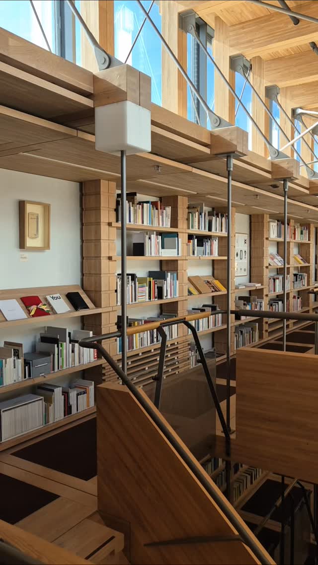 EN
The Maison of Writing (Fondation Jan Michalski) in Montricher (2009–2013), designed by Vincent Mangeat and Pierre Wahlen, is conceived as a small literary village. A large concrete canopy on slender columns structures the project, evoking an artificial forest. The program includes a library, auditorium, exhibition spaces, and writers’ residences.
Its most iconic elements are the suspended writer cabins, designed by internationally renowned architects such as Kengo Kuma and Alejandro Aravena (Pritzker Prize). Each cabin offers a unique retreat in close connection with the landscape.
The project explores the balance between collective spaces and solitude, serving the act of writing.
#architecture #swissarchitecture #janmichalskifoundation #montricher #contemporaryarchitecture #writersretreat #kengokuma #alejandroaravena #pritzkerprize #architecturaldesign #guidingarchitects
FR
La Maison de l’écriture (Fondation Jan Michalski) à Montricher (2009–2013), conçue par Vincent Mangeat et Pierre Wahlen, est pensée comme une petite cité dédiée à la littérature. Une grande canopée en béton sur de fines colonnes structure l’ensemble, évoquant une forêt artificielle. Le programme comprend une bibliothèque, un auditorium, des espaces d’exposition et des résidences pour écrivains.
Ses éléments les plus emblématiques sont les cabanes d’écrivains suspendues, conçues par des architectes internationaux comme Kengo Kuma et Alejandro Aravena (prix Pritzker). Chaque cabane offre un espace de retrait unique, en lien étroit avec le paysage.
Le projet explore l’équilibre entre espaces collectifs et solitude, au service de l’acte d’écrire.
#architecture #architecturesuisse #fondationjanmichalski #montricher #architecturecontemporaine #lieudecreation #kengokuma #alejandroaravena #prixpritzker #designarchitectural