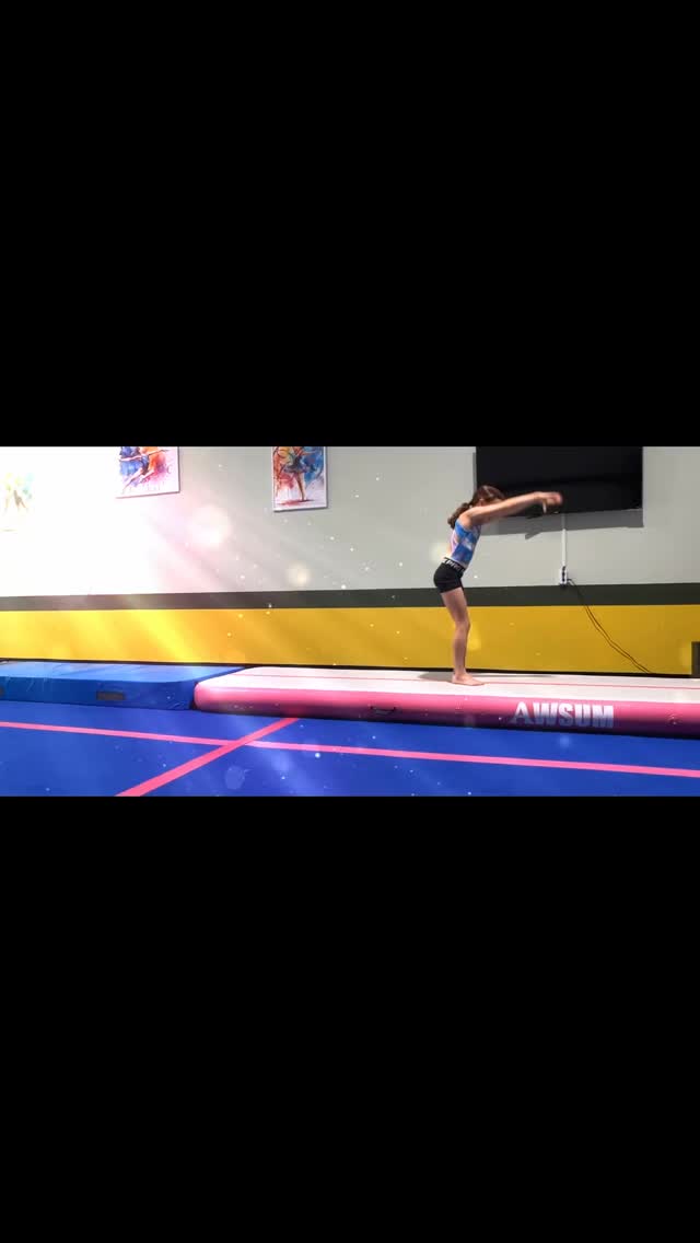 Mental block who?
This is what it looks like to retrain your brain and choose courage anyway.
She’s using her fear ladder tools I gave her, one step at a time.
Not every day feels big, but any progress is still progress!— today though? Huge breakthrough going backwards.