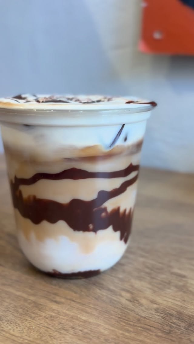 Your Easter drink just dropped…
Mini Egg Iced Latte topped with vanilla cold foam 🤍
Trust us… you need to try this
#icedlatte #eastertreats #coffeelovers #cafévibes #treatyourself