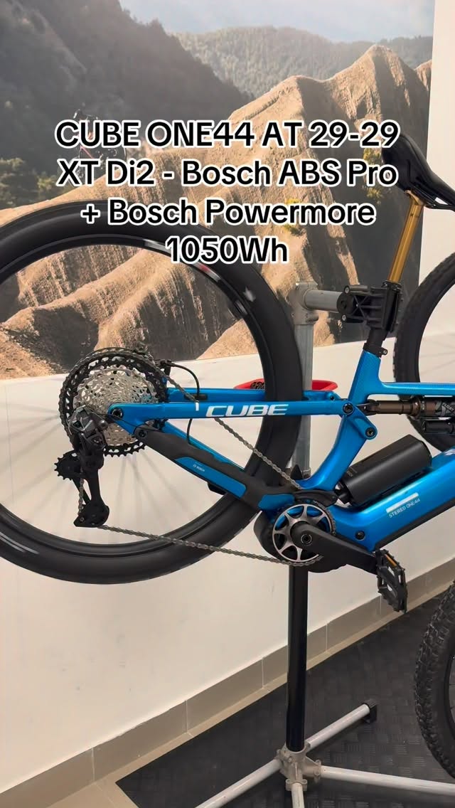 Cube Stereo Hybrid ONE44 nella versione Action
Team: in Carbonio telaio, pedivelle e manubrio;
sospensioni FOX Factory, cambio XT Di2 elettronico con funzionalità automatica e semiautomatica, BOSCH ABS Pro su impuanto freno Shimano XT e dischi icetech. Pneumatici Shwalbe con carcassa radiale.
Prezzo 7199,00€.
La One44 è una 29-29 con escursione 150mm mentre per i più enduristi è disponibile la One77 allo stesso prezzo con escursione 170mm, Fox 38, in configurazione mullet e con geometrie più vocate alla discesa. Anche nel colore nero.