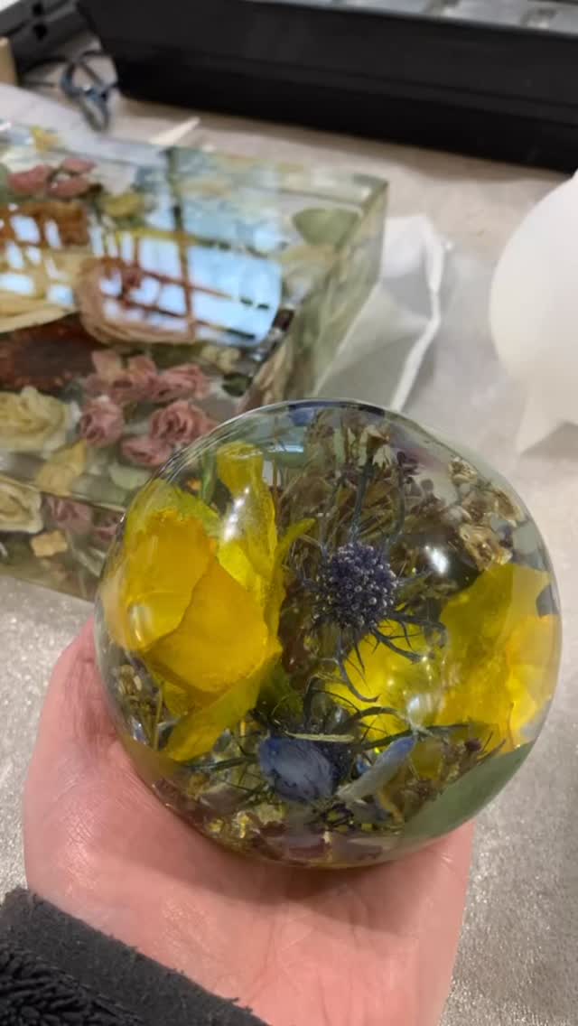 Hello spheres!!!
#rossonwye #herefordshire #resinart #driedflowers #flowerpreservation