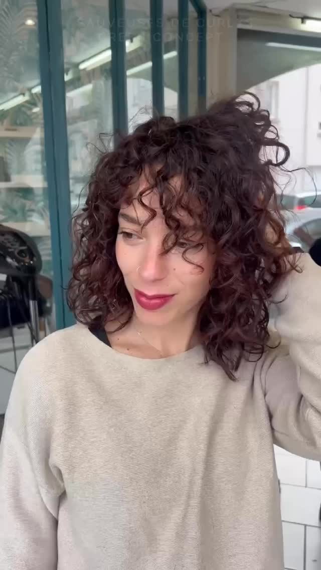 La beauté d’un cheveu bouclé réside dans sa texture naturelle.
Chez Green Concept, nous mettons notre expertise au service de vos boucles pour les révéler avec précision et douceur.
💇♀️ Réservez votre moment avec nos expertes au salon à Combs-la-Ville.