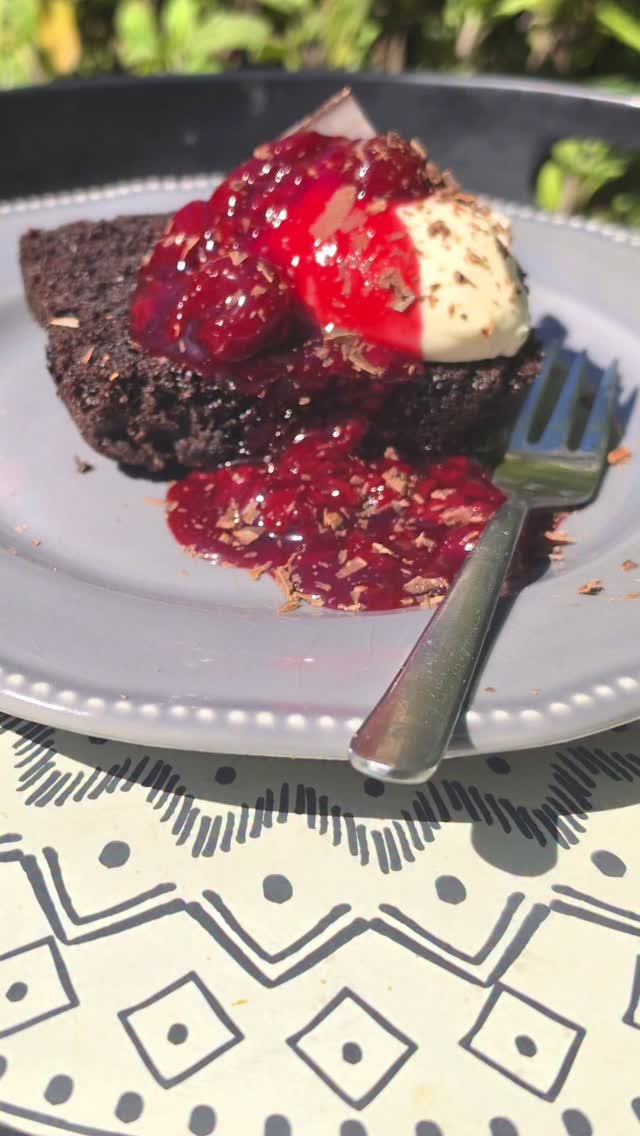 Ok, chocolate lovers, I've fallen, and I've fallen hard for this rich, dark and decadent Black Forest Chocolate Guiness Cake. Intenesly chocolatey cake, combined with sweetened whipped cream, and the sweet and sour notes of Morello cherrry compote ... Heaven on a plate 🩷
The recipe for this piece of gorgeousness can be found in the Winter section of my website (Website link in bio) x