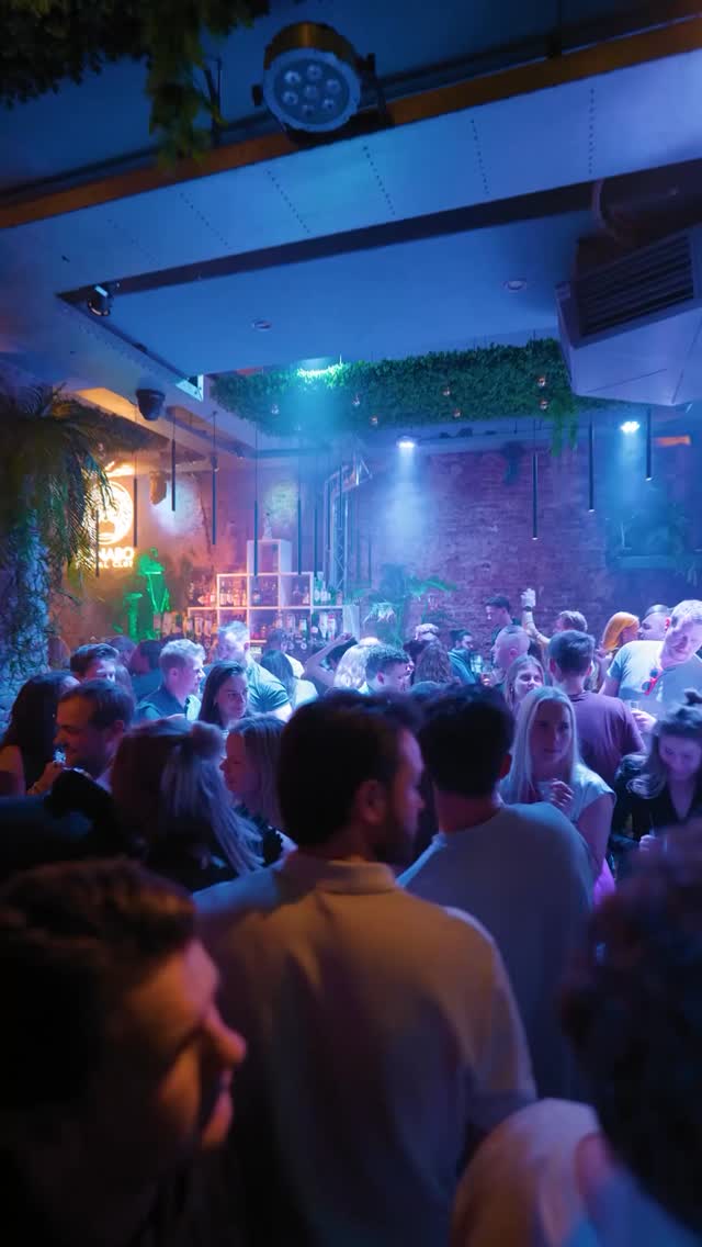 ๐ฉ๐ฟ๐ถ๐ท๐ฑ๐ฎ๐ด ๐ฎ๐ฎ ๐บ๐ฒ๐ถ transformeert ๐๐ผ๐ป๐ฎ๐ฏ๐ผ ๐ฆ๐ผ๐ฐ๐ถ๐ฎ๐น ๐๐น๐๐ฏ tot een tropisch paradijs tijdens ๐๐๐ฉ๐๐ฃ ๐ฝ๐๐๐ฉ๐ฏ, hรฉt feest waar de temperatuur omhoog schiet en de heupen los gaan! Welkom in het vurig kloppend hart van Latin Beatz, waar de zomer nooit stopt en de sfeer direct goed zit. Laat je meevoeren door de onweerstaanbare beats van ๐ฅ๐ฒ๐ด๐ด๐ฎ๐ฒ๐๐ผ๐ป en ๐๐ฎ๐๐ถ๐ป ๐๐ผ๐๐๐ฒ, zing mee met de ๐น๐ฒ๐ธ๐ธ๐ฒ๐ฟ๐๐๐ฒ ๐ข๐น๐ฑ๐๐ธ๐ผ๐ผ๐น ๐ฅ&๐ en dans op de zwoele ritmes van ๐๐ฎ๐๐ถ๐ท๐ป๐-๐๐บ๐ฒ๐ฟ๐ถ๐ธ๐ฎ๐ฎ๐ป๐๐ฒ ๐๐ถ๐๐! Verwacht non-stop vibes van top DJโs die precies weten wat jij wil horen. ๐๐ฒ๐๐ฝ๐ฒ๐ป ๐ด๐ฎ๐ฎ๐ป ๐น๐ผ๐, ๐ต๐ฎ๐ป๐ฑ๐ฒ๐ป ๐ถ๐ป ๐ฑ๐ฒ ๐น๐๐ฐ๐ต๐, ๐ด๐น๐ถ๐บ๐น๐ฎ๐ฐ๐ต ๐ผ๐ฝ ๐ท๐ฒ ๐ด๐ฒ๐๐ถ๐ฐ๐ต๐.
๐๐ง๐ค๐ฅ๐๐จ๐๐. ๐๐ฌ๐ค๐๐ก. ๐๐ฃ๐ซ๐๐ง๐๐๐ฉ๐๐ก๐๐๐ . ๐ฟ๐๐ฉ ๐๐จ @latinbeatz.event.
Wees er snel bij. Dit wordt een hete avond
๐
Vrijdag 22 mei 2026
๐ 22:00 โ 03:00
๐ Bonabo Social Club | Zwolle
๐ Reggaeton | Oldskool R&B | Latin house | Latijns-Amerikaanse hits ๐ถ
๐ Tickets via de link in de bio!
#bonabosocialclub #zwolle #latinbeatz