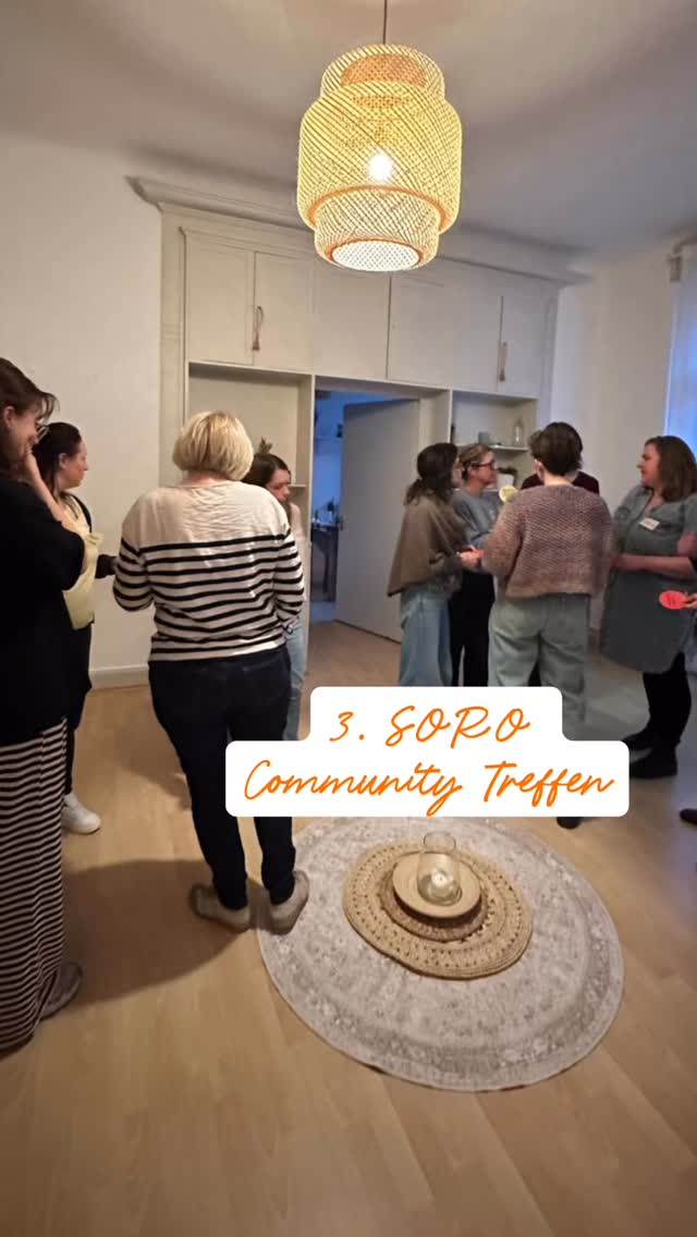 Was macht dich stark? 🤔
Kraftsport?
Rechte & Gesetze?
Wissen?
Gemeinschaft?
Eva sagt: „schwach“ sind wir vor allem in Situationen, in denen wir bzw. unser Gehirn nicht weiß wie reagieren, dann verfallen wir automatisch ins Freeze, also zum Beispiel ein Blackout, wenn der Kollege einen blöden Spruch drückt und wir so perplex sind, dass uns keine passende Reaktion einfällt.
Was hilft? Trainieren! Sowohl Situationen als auch den Körper.
Und genau das haben wir recht eindrucksvoll beim dritten SORO Community Treffen gemacht - inkl. Augendrücken 👀😜
Daneben haben wir erfahren wie singen das Gemeinschaftsgefühl stärkt und wie sich Elisabeth Selbert - die Mutter der Gleichberechtigung - sich mit 5 Wörtern für uns Frauen stark gemacht hat.
Emotional betrachtet ein echtes auf und ab, aber in Anbetracht der aktuellen Geschehnisse ein starker Raum, um uns gegenseitig Halt zu geben 🧡
Wer das Thema Selbstbehauptung weiter vertiefen möchte: Am Fr, 24.4. ist Eva mit ihrem Intensiv Workshop für Frauen bei uns und es gibt noch 4 freie Plätze.
Das nächste Community Treffen findet am 20.5. statt - Buchung startet morgen um 12 Uhr.
Uuund: Wer wissen möchte wie man beim SORO POP Up Chor einsteigen kann, meldet sich am besten per PN 🎶