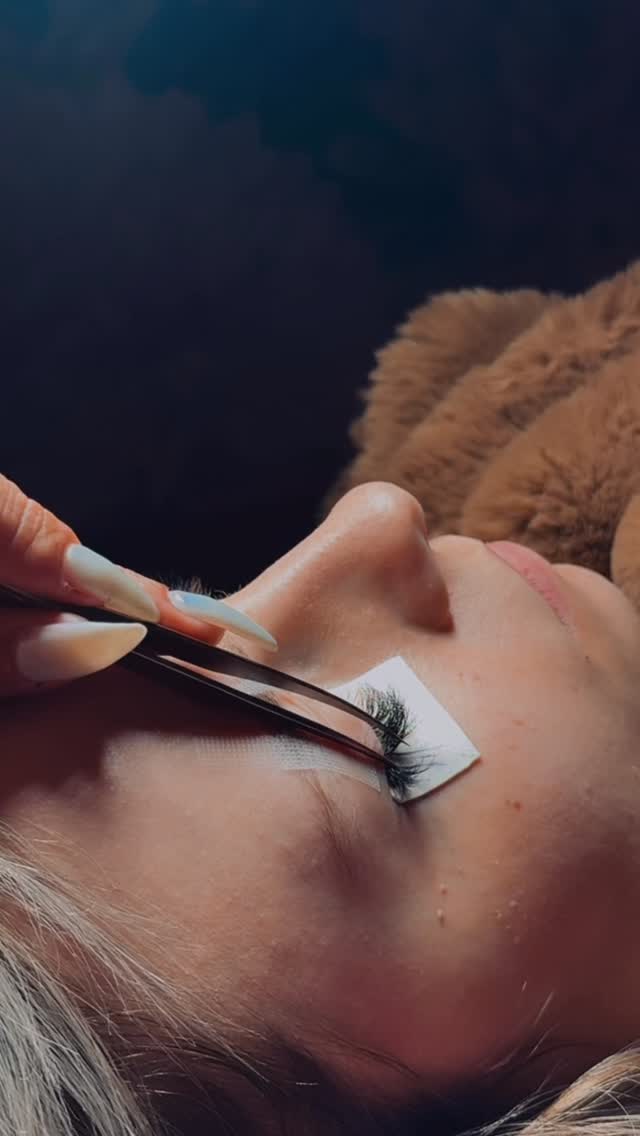Classic, hybrid or volume .. Melissa will style you exactly the way you should be 🤌🏼
#sherwoodparklocal #sherwoodparklashes #lashextension #beauty #hybridlashextensions