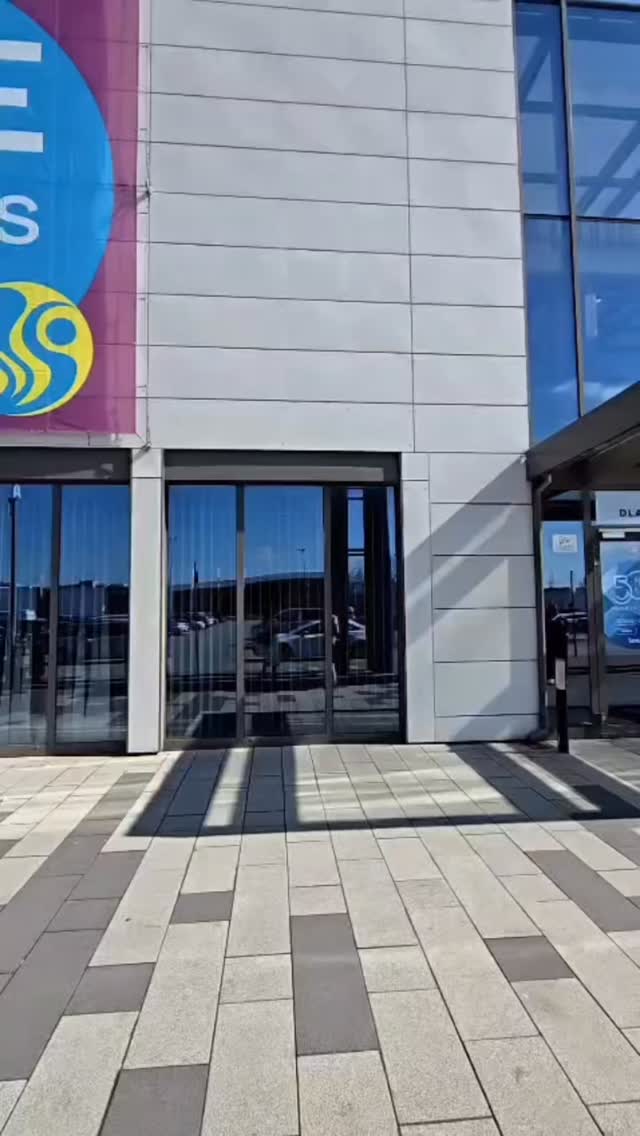 W ubiegłym tygodniu miałyśmy przyjemność uczestniczyć w 50. jubileuszowym Kongresie Kosmetologii w Krakowie – prestiżowym wydarzeniu, które gromadzi ekspertów i praktyków z zakresu nowoczesnej kosmetologii oraz medycyny estetycznej.✨
Wraz z Martyną miałyśmy przyjemność zaprezentować wykład dotyczący zastosowania światła szerokopasmowego w terapiach skóry. ✨
Szczególną uwagę poświęciłyśmy procedurze Light & Bright, która stanowi zaawansowane połączenie terapii światłem szerokopasmowym z laserem frakcyjnym. Procedura ta daje efekt wyraźnie odmłodzonej skóry.✨
Dziękujemy firmie @novagroup.polska za zaproszenie oraz możliwość udziału w tym wyjątkowym, jubileuszowym wydarzeniu, a także za stworzenie przestrzeni do wymiany wiedzy i doświadczeń na najwyższym poziomie merytorycznym. 🤍