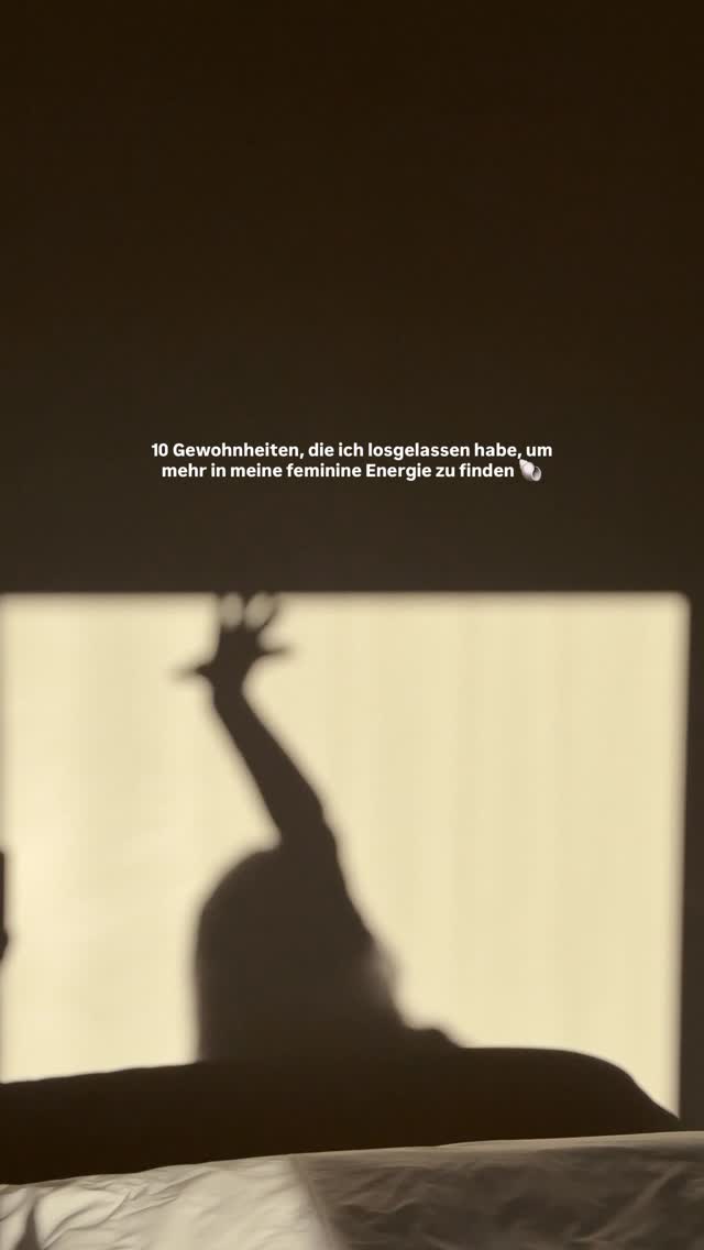 - Meinen Wert daran zu messen, was ich leiste oder wie andere mich sehen
- Über meine Grenzen zu gehen und die Signale meines Körpers zu ignorieren, nur um produktiv zu bleiben
- Ruhe als etwas zu behandeln, das ich mir erst verdienen muss, statt als etwas, das ich brauche🙏🏼
- Im Dauer-Überlebensmodus zu leben, anstatt wirklich im Moment zu sein
- Ja zu sagen, obwohl ich eigentlich Nein meine – aus Schuldgefühlen, Druck oder Angst, etwas zu verpassen (big one!!)
- Mich ständig zu erklären, nur um verstanden oder bestätigt zu werden
- Emotional für Menschen da zu sein, die mir nicht guttun oder nicht zu mir passen
- Meine Morgen zu hetzen, statt mir bewusst Zeit für einen ruhigen Start zu nehmen
- Mich über meine Karriere zu definieren, obwohl sie nur ein Teil von mir ist
- Erschöpfung zu romantisieren und das als Ehrgeiz zu bezeichnen
Was kannst du loslassen um mehr in deiner authentischen weiblichen Energie zu leben?🌸
#feminineenergy #gelebteweiblichkeit #weiblichespiritualität