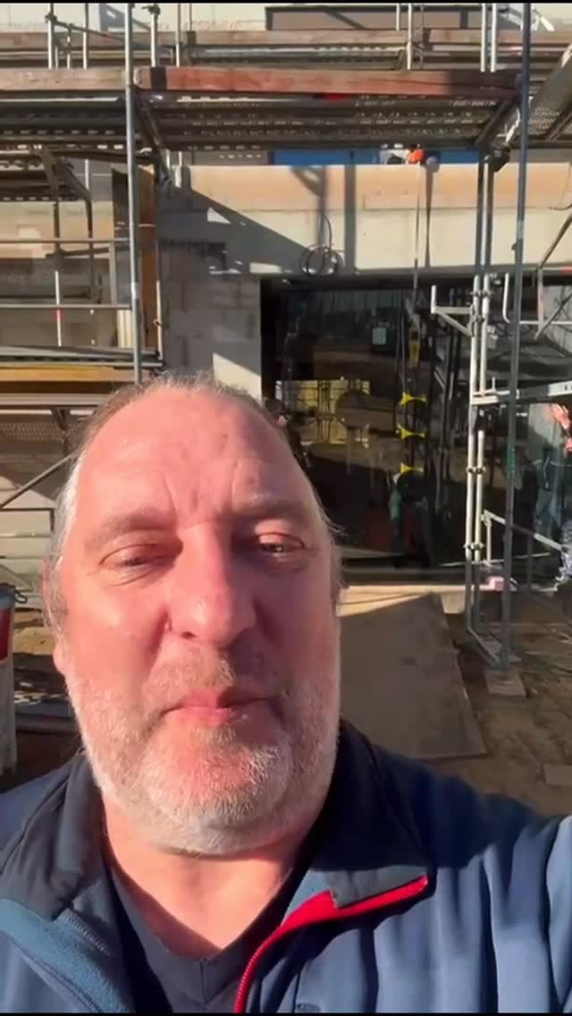 Fenstermontage im Einfamilien-Neubau
In diesem Projekt kommen Schüco Fenstersysteme zum Einsatz, die hohe Anforderungen an Energieeffizienz, Dichtigkeit und Langlebigkeit erfüllen. Die Montage erfolgt fachgerecht nach anerkannten Regeln der Technik mit besonderem Fokus auf:
• wärmebrückenoptimierte Anschlussausbildung
• luft- und schlagregendichte Ausführung
• exakte Ausrichtung und statisch sichere Befestigung
• saubere Integration in die Gebäudehülle
Gerade im Einfamilienhaus-Neubau ist die Qualität der Fenstermontage entscheidend für die langfristige Performance des gesamten Bauwerks. Präzision in Planung und Ausführung bildet die Grundlage für nachhaltige Funktionalität und Werterhalt.
Ort: Zeven
#Fenstermontage #Schüco #Einfamilienhaus #Neubau #Bauelemente