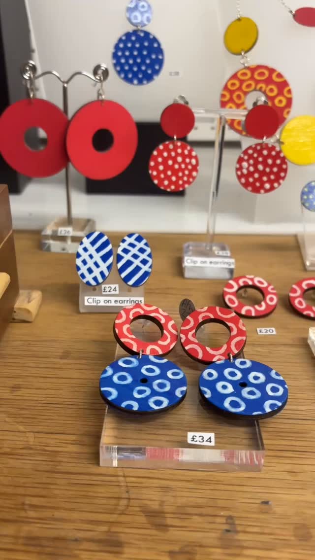 My colourful hand painted wooden jewellery on display at @frannyandfiler in Chorlton
Also available to buy on my website- www.abbyfilerjewellery.co.uk
#abbyfilerjewellery #jewellery #handmade #woodenjewellery #contemporaryjewellery