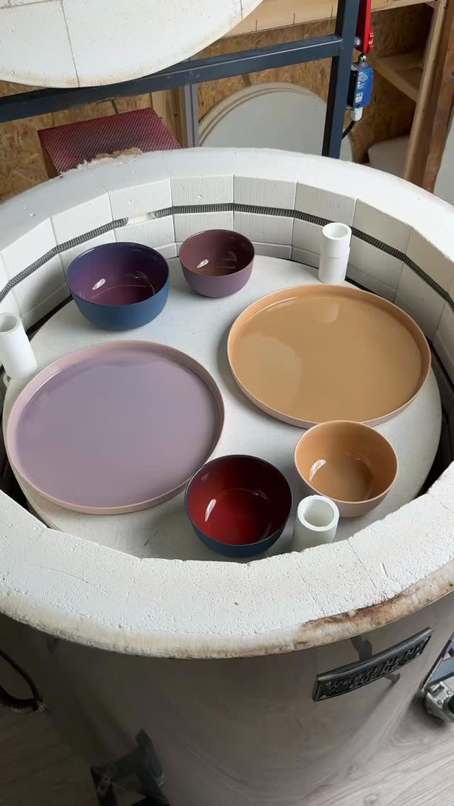 The studio just got a major upgrade. What used to be spread across six different cabinets now lives together in one large piece, giving all these handmade items a single, unified home until they are yours.
This sand-colored plate is now available as a set. Check it out in my stories. If you’re looking for specific colors to match your home, let me know. I’d love to create a custom set for you ♥️