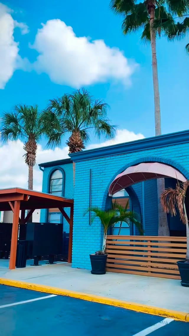 Curious what resident life looks like on the inside? 🔑 Step through the front door and discover your new favorite view. From designer finishes to state of the art amenities, we’ve handled every detail. 🏠✨
#CollegeTownCommunities #LiveWithin #Tour #ResidentLife