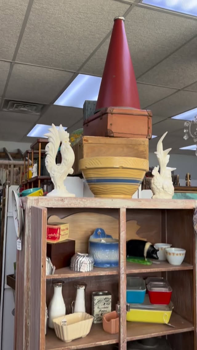 Come and see the variety of gizmos and gadgets in my booth at Mustard Seed Mercantile in Rochester, Indiana! #junkismylife #pyrex #vintagedecortour #welcomehomevintagetour #lakelife