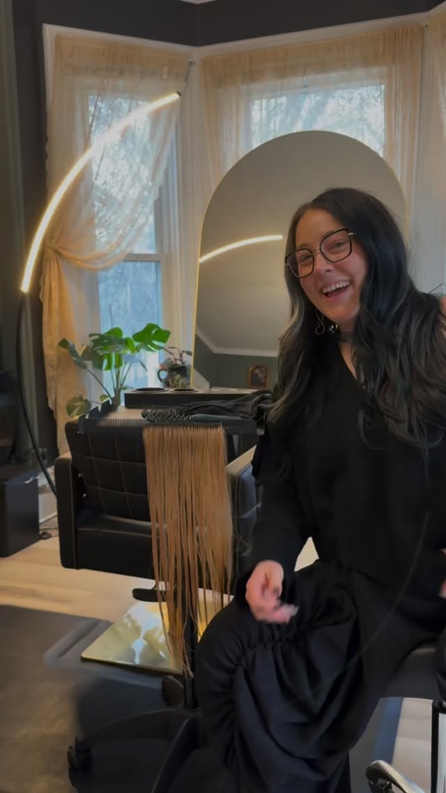 Let’s talk about something a lot of people are doing at home that’s secretly damaging their hair...
The aggressive towel scrub.
Wet hair is hair in its most fragile state. When you rub your hair back and forth with a towel, you’re basically roughing up the cuticle and creating tangles before you even touch a brush.
Instead: squeeze with your towel, and detangle gently.
Your hair doesn’t need to be punished after a shower 😘