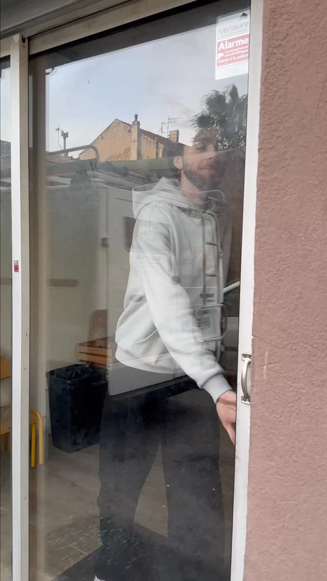 🎙️🔥 BIENVENUE CHEZ AMBG STUDIO 🔥🎙️
Un petit tour rapide sur la présentation du studio et son matériel !
💎 Matériel haut de gamme
🎧 Prise de voix clean & professionnelle
🎚️ Mix & Master aux standards industry
🚀 Ambiance créative pour sortir le meilleur de toi
Chaque détail compte. Chaque fréquence est maîtrisée.
Que tu sois rappeur, chanteur ou artiste en développement — t’as enfin trouvé TON spot à Marseille.
⚡️ Chez AMBG STUDIO, ton talent prend une autre dimension.
📍 Basé à Marseille
📲 Réserve ta session maintenant
💬 DM pour plus d’infos
#AMBGStudio #StudioMarseille #RapFrançais #EnregistrementStudio #MixMaster