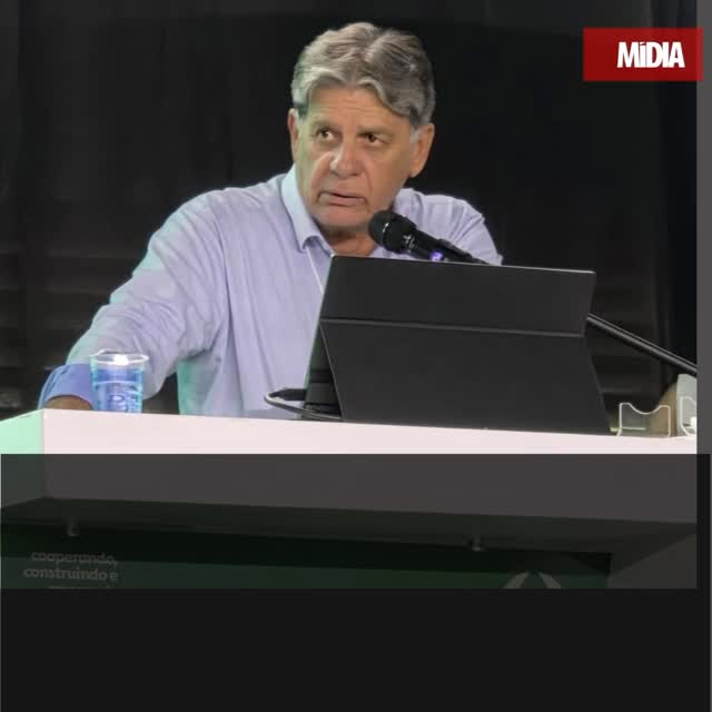 A Cooperativa Regional de Cafeicultores em Guaxupé apresentou os maiores números de sua história no Balanço de 2025. O faturamento da Cooxupé alcançou R$ 16,99 bilhões, gerando R$ 470,3 milhões em resultados e distribuição de R$ 185,6 milhões em sobras para as famílias cooperadas com produção de café nas regiões do Sul de Minas, Cerrado mineiro, média mogiana do estado de São Paulo e Matas de Minas. Todos esses resultados são recordes e foram divulgados para os cooperados durante Assembleia Geral Ordinária nesta sexta, 27/03.
“O ano de 2025 foi um ano marcado pelo tarifaço, imposto pelo presidente norte-americano Donald Trump, e que após muitas negociações, o cenário se reverteu para alívio das exportações brasileiras. Ainda enfrentamos desafios com as questões portuárias, o rendimento de safra abaixo do esperado, problemas climáticos e juros altos. Por outro lado, os preços se mantiveram altos para os produtores ao longo do ano, superiores ao custo de produção e as exportações com receitas positivas. Tudo isso, somado à capitalização do produtor e à participação dele na cooperativa, permitiu à Cooxupé um balanço com liquidez e resultado operacional com níveis recordes”, explica o presidente da Cooxupé, Carlos Augusto Rodrigues de Melo (foto).
LEIA A REPORTAGEM COMPLETA >>> LINK NA BIO.