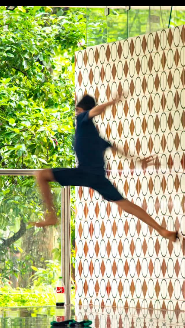 Esse olhar veio de um dos pais e não é por acaso. 📸
O impacto do que acontece aqui não está nas palavras ou apenas nos saltos … está no que se sente ao ver.
Na evolução que aparece aos poucos,
na superação de cada desafio,
na alegria genuína de cada conquista.
É ali que tudo faz sentido.
Seu filho/a também pode viver isso.
👉 Agende uma aula experimental
Aulas na Asa Sul e Norte