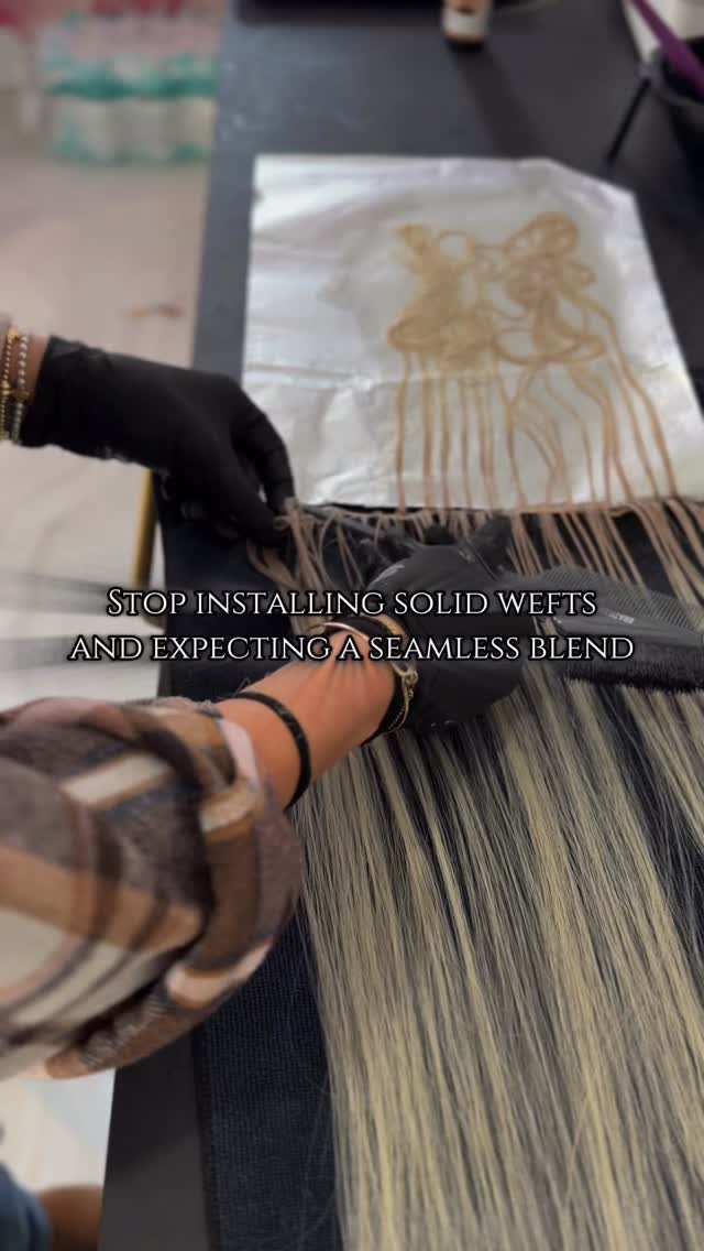 💇♀️✨ Stop installing solid wefts and expecting a seamless blend… it’s not giving 😅
Your installs aren’t blending because you’re not custom coloring your wefts 🎨
Learn the difference with Perfect Blend EDU 💁♀️📚
#PerfectBlendEDU #ExtensionEducation #HairExtensionTips #SeamlessExtensions #behindthechair
