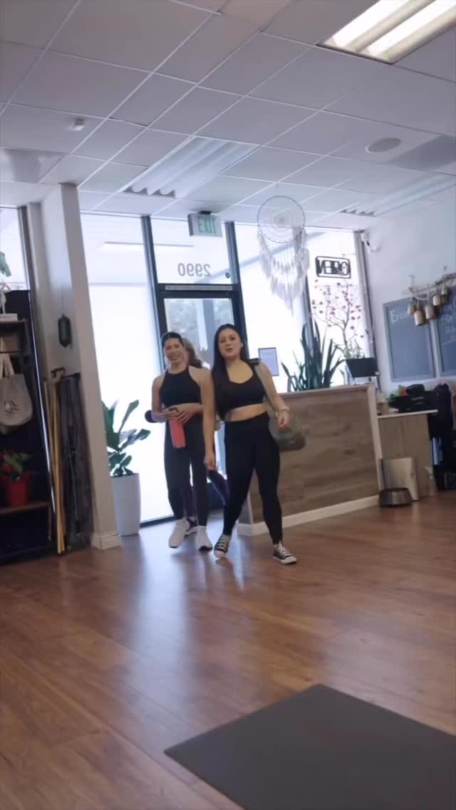 If you’re over 40 and your body feels different… it’s not in your head.
Hormones shift.
Energy changes.
What used to work… doesn’t work the same anymore.
Most women fall into one of these two places:
You’ve always been active…
but now your body is asking for a different approach.
Or…
Your health has been on the back burner for years
and you’re finally ready to start.
Both are valid.
Both deserve support.
Our semi-private training is built for this season of life.
Small groups. Personalized coaching.
Focused on strength, mobility, and breath.
Not about pushing harder.
About training in a way your body responds to now.
Book a free consultation to learn more:
www.oasiswellnesscollective.com
#personaltrainer #semiprivatetraining #yoga #mobilitytraining #strengthtraining