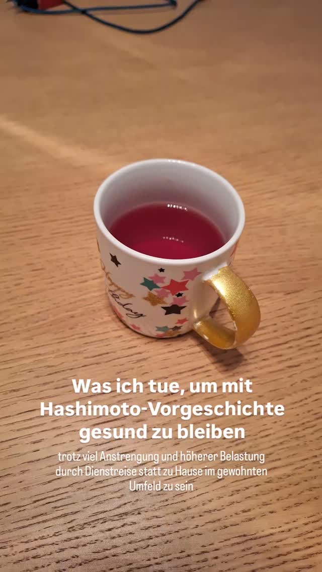 3 Dinge für Kraft, Stärke und Durchhaltevermögen
als ehemalige Hashimoto-Frau:
1️⃣ D-eat -> Proteine und alle essentiellen Nährstoffe (meine Number One, seit ich das das erste Mal entdeckt habe)
Mit diesem Nährstoffpulver erhöhe ich meine komplette Regenerationskraft und bleibe stark. Selbst im größten Sturm und bei wenig Zeit zum Essen.
2️⃣ Tee -> Entgiftungsorgane stärken & Hautgesundheit fördern, plus Wellness und Entspannung
Tee ist mein absoluter Liebling für alles. Ihr kennt mich ;)
Hibiskustee zum Beispiel ist nicht nur gut für's Immunsystem, sondern fördert auch die Hautregeneration bei meinen vielen blauen Flecken grad 😄🤭
3️⃣ Ernährung -> antientzündlich durch glutenfreie Lebensmittel, vegan und naturbelassen so gut es geht
Das ist mein Spezialgebiet 😏 für Hashimoto-Freiheit auch nach 7 Jahren noch bei mir 🙌
Bei meiner Ernährung geht es immer um Regeneration fördern, Immunsystem stärken, Nervensystem ausgleichen und mich gut hydriert zu halten.
Das ist mein Fokus, nach dem ich meine Lebensmittel bewusst auswähle.
Meine liebsten Lebensmittel unterwegs auf Dienstreise, um meinen Körper bestmöglich zu unterstützen, findest du in den Kommentaren, wenn du es ganz genau wissen willst ;)
Bitte seht mir die schlechte Qualität der Videos nach, sie sind gestern Nacht spontan entstanden, nachdem ich von meinem Wellness-Trip wieder "nach Hause" gekommen bin. Daher auch noch Jacke und Kapuze auf wegen der Kälte draußen und dem Nieselregen 🤣🤣
Aber ich wollte euch direkt mitnehmen, denn das sind die Dinge, die ich immer mache, wenn ich fühle, dass ich Unterstützung brauch.
Und die kann ich leider aktuell zu keinem extra Zeitpunkt "in schön" filmen, sonden nur, wenn ich sie tatsächlich grad benutze.
Ich hoffe es dient euch trotzdem ein wenig 😊🫶
Alles Liebe und bleibt gesund 😘😘
#hashimoto #ernährung #stressresistenz #kraftundstärke #gesundimleben #entspannt so gut es geht 😅👌