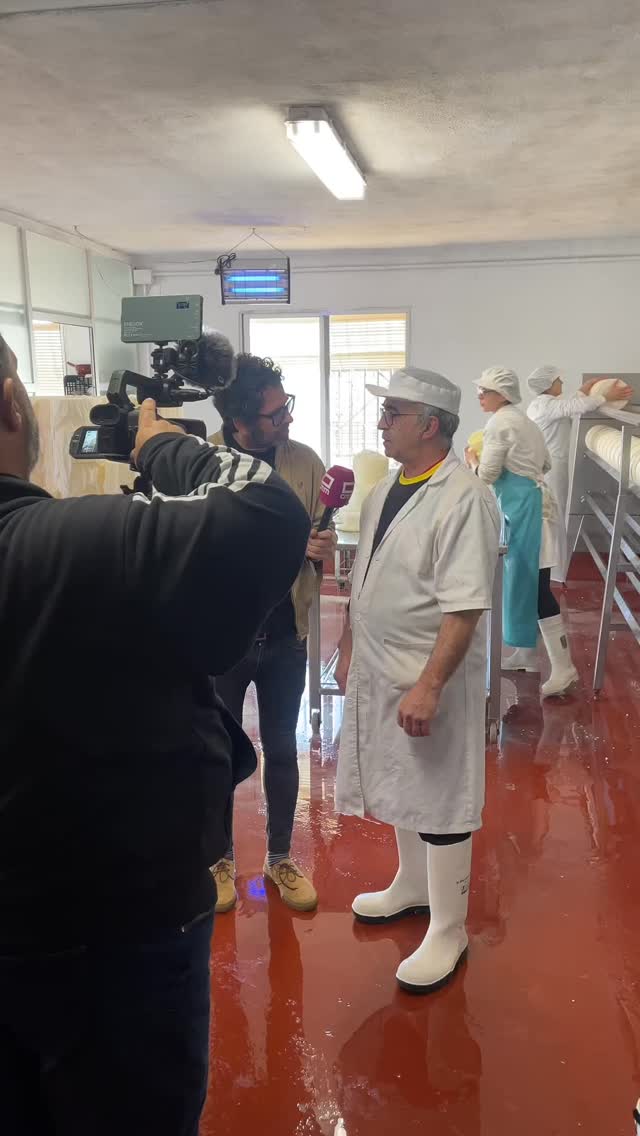 👀 Tenemos algo que contaros…
Hoy hemos recibido una visita muy especial en la quesería.
Cámaras, entrevistas y mucho trabajo detrás de lo que está por venir.
No es solo un reportaje.
Es una oportunidad para enseñar lo que hacemos, cómo lo hacemos y de dónde venimos.
Muy pronto os enseñaremos más.
Atentos…¡Porque esto va a ser muy interesante!
#quesosdoneusebio #quesomanchego #detrasdecamaras #gastronomía #lagunasderuidera