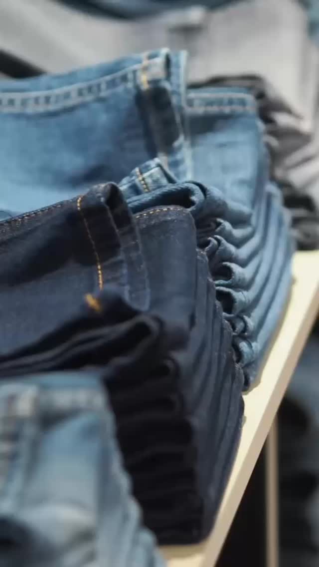Ein kleiner Blick zurück 👖✨
Kaum zu glauben, aber ja: Es gab eine Zeit vor Denim.
Als Jeans die Modewelt eroberten, war das ein ganz neues Lebensgefühl.
«Für uns war ihre Einführung das Gefühl modischer Freiheit. Und ein bisschen Provokation inklusive», so Uschi Gamma 🤍
Nicht nur Denim: Über die letzten 90 Jahre kamen immer mehr internationale Fashion-Brands nach Münchwilen. Neue Labels, neue Schnitte, neue Selbstverständlichkeit.
Schau mit uns zurück und nach vorne: Wir feiern 90 Jahre @modegamma und präsentieren Euch die neusten Fashion-Trends! 🤍
#ModeGamma #anziehendanders #Muenchwilen #fashionstore #90JahreModeGamma #familybusiness #DenimRevolution #Modegeschichte #Seit1936