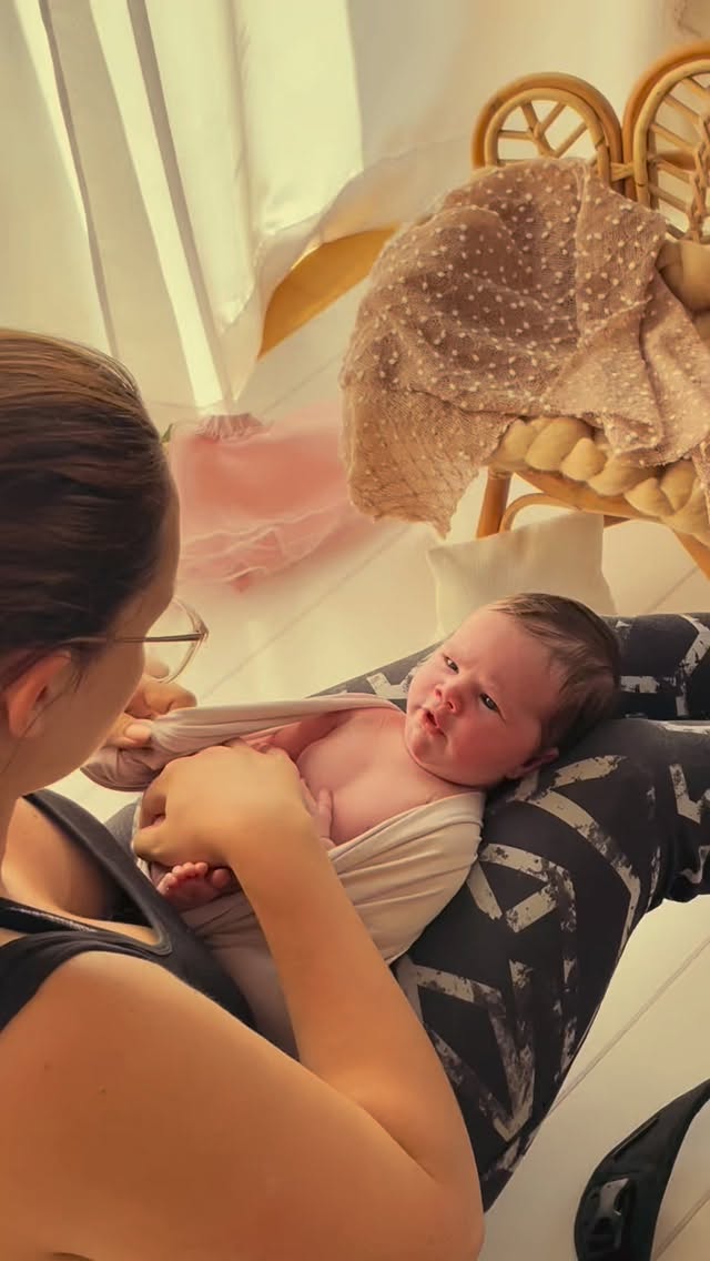 Du suchst nicht einfach jemanden,
der schöne Bilder macht.
Du suchst jemanden,
bei dem sich dein Baby sicher anfühlt.
Ein Newbornshooting braucht mehr als nur ein gutes Auge. Es braucht Erfahrung.
Und es braucht viel Gefühl 🩷
Über 15 Jahre Arbeit als Fotografin haben mir genau das gezeigt:
wie wichtig Sicherheit ist –
und wie viel Ruhe es wirklich braucht.
Und genau deshalb bekommst du bei mir beides.
Erfahrung, die Sicherheit gibt.
Und eine ruhige Arbeitsweise ohne Druck, immer im Tempo deines Babys 🥰
Für dich.
Und für dein Baby.
#merastudio #fotografie #babys #newborn
MERASTUDIO NEUGEBORENES SICHERHEIT FOTOGRAFIE