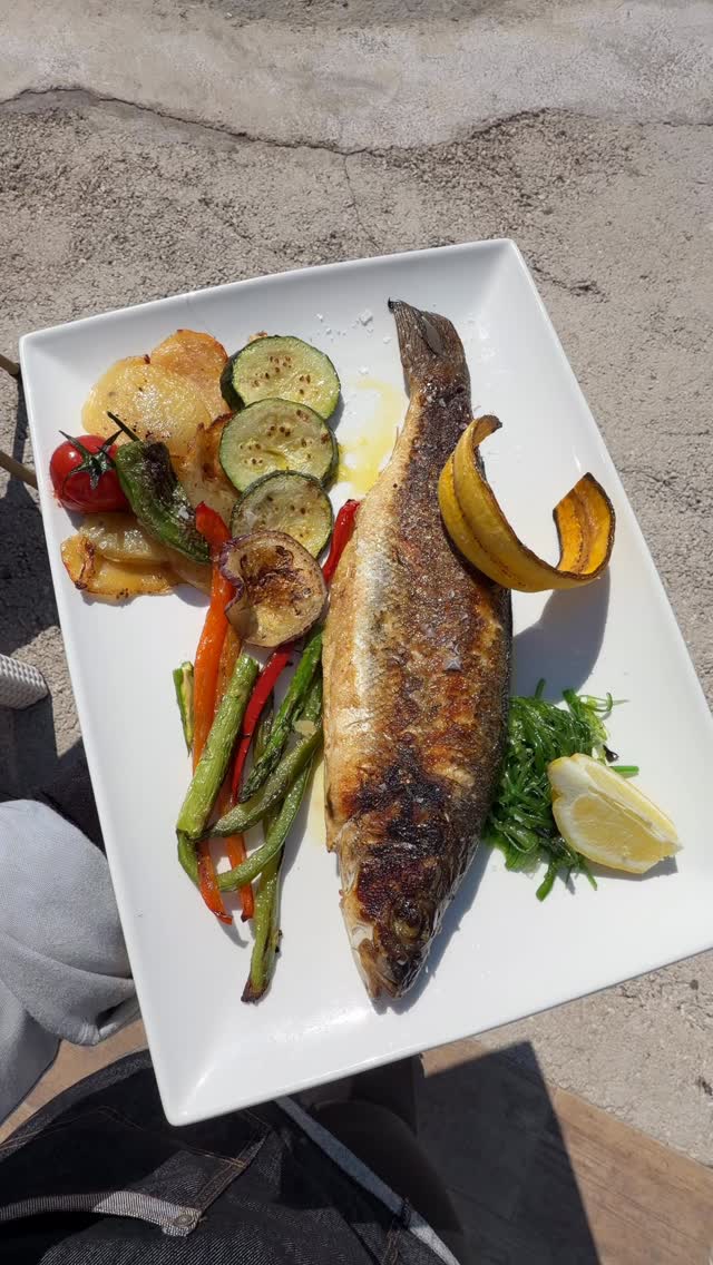 Lubina fresca.
El Mediterráneo como escenario
#coralbeach #restaurant #benissa #foodie #clubnautico