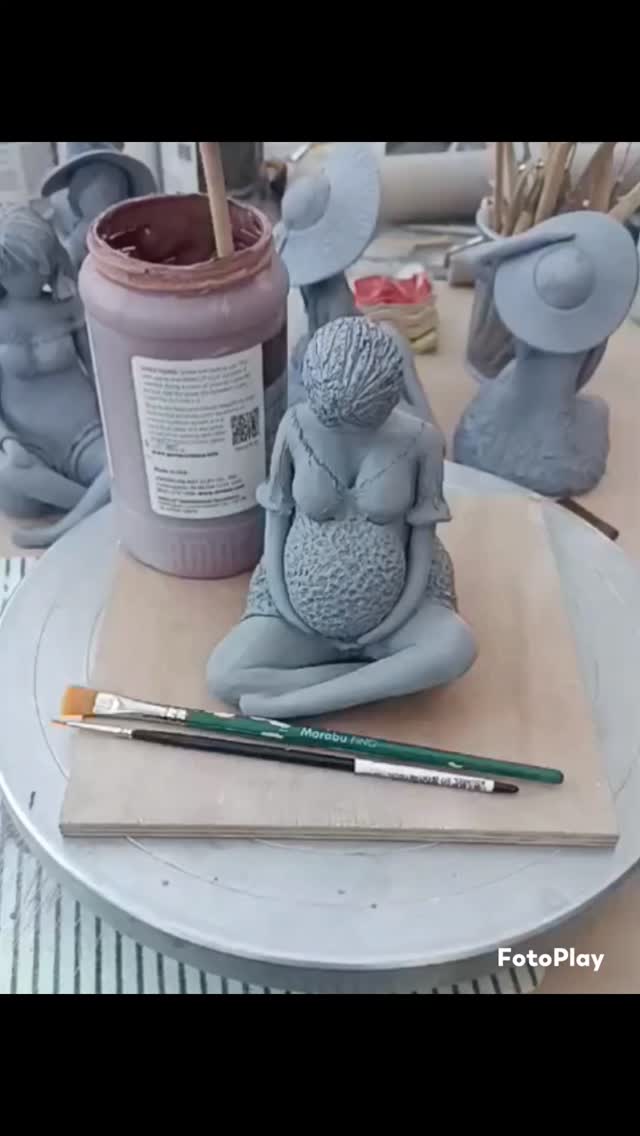 Après la première cuisson, mes “Madames” sont prêtes à se parer de couleur 💙💚❤️
L’émaillage, c’est un moment très particulier.
Un équilibre entre précision… et lâcher-prise.
Je choisis, j’applique 🎨 mais au final, c’est le feu qui nuance 🔥
La vraie couleur n’apparaît qu’après la seconde cuisson.
Ici, cet émail aux teintes chaudes pourrait bien me surprendre…
en virant vers des tons plus froids.
Et c’est exactement ce que j’aime dans la céramique : ne pas tout maîtriser ✨
💬 Et vous, vous aimez plutôt
🔸 les couleurs chaudes (terracotta, doré, ocre)?
🔹 ou les tons froids (bleu, gris, nuances plus douces) ?
Curieux.ses de voir le résultat ?
Restez connecté.e.s…
ou venez le découvrir lors du Parcours d’Artistes à Jette le 18 avril 🤍
📍 11h – 17h
📍 Bibliothèque de Jette – 1er étage (accès PMR)
#creation #ceramique #emaillage #revelation #colors