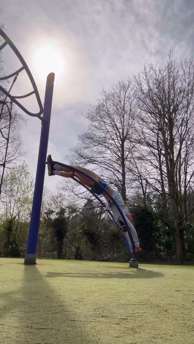 M o r n i n g s t r e t c h
the spine loves length, space and width 🌞