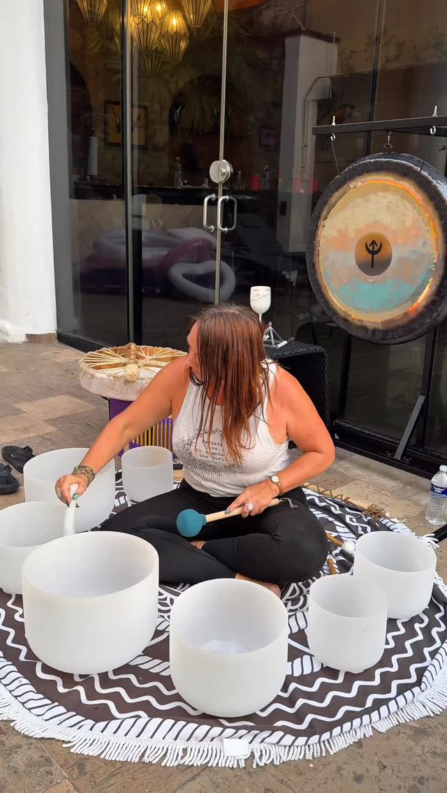 Sound bath with the amazing @janakenzy_ ✨
A sound bath is a deeply restorative experience that uses soothing vibrations from instruments like crystal bowls, gongs, and chimes to help calm your nervous system and bring your body back into balance. As the frequencies wash over you, they can reduce stress, quiet mental chatter, and guide you into a meditative state without effort.
Many people find that sound baths support better sleep, emotional release, and a greater sense of clarity and inner peace. It’s like giving your mind and body a reset, allowing tension to melt away while creating space for grounding, healing, and reconnection with yourself. 💖
#angelshealingretreats