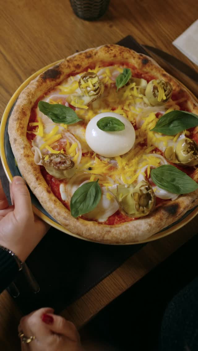 La nostra Piacentina DOP è sinonimo di qualità indiscussa.
🧀Salsa di pomodoro, mozzarella di bufala campana DOP, pancetta piacentina, carciofi di Cerda, pecorino allo zafferano, burratina pugliese.
Eccellenze italiane si sposano in un equilibrio di gusto perfetto.
#laTramontina #ristorantePalermo #laTramontina #PiacentinaDOP