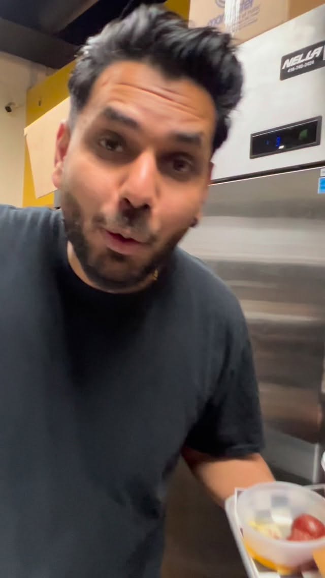 For snacks and street food 🥘 Visit @eato.ca @scarboroughspots
#breadpakora #toronto #scarborough #openlate #streetfood