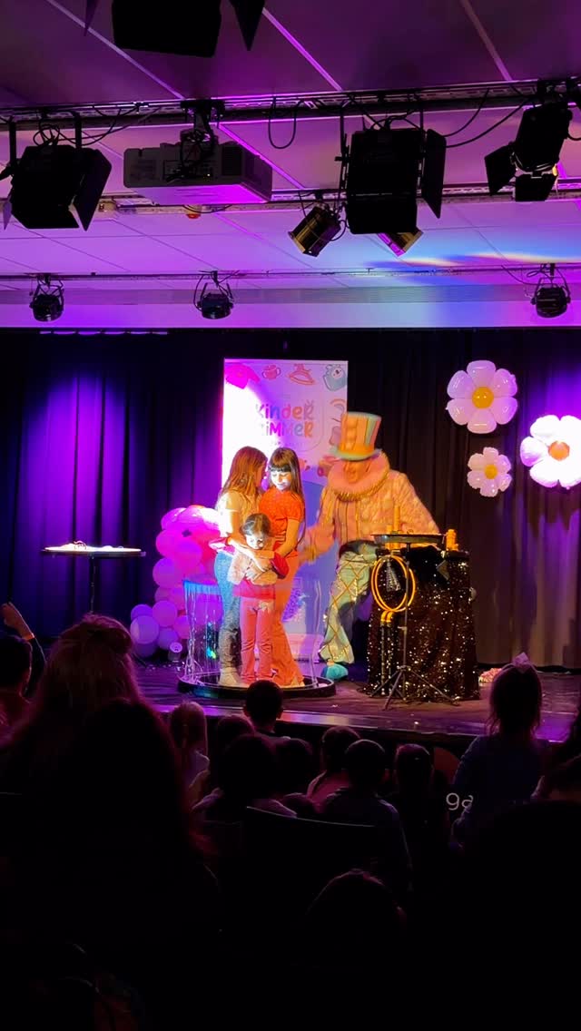 Fast zwei Wochen ist es her – und irgendwie noch ganz nah.
Workshops, Robbo Hund, Seifenblasen, Kinderkonzert – und am Stand von @alilo_austria haben die kleinen Besucher die bunten Häschen entdeckt, die singen, leuchten und Geschichten erzählen. Und wollten gar nicht mehr weiter. Ihren Shop findet ihr übrigens hier: www.alilo.at 🐰
Danke, dass ihr Teil dieses Tages wart. 🤍
Bis zum nächsten Mal!
#daskinderzimmer #wien #familywien #wienmitkind #kooperation