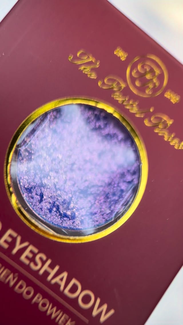 Lavender Dust is the perfect shade for lovers of lavender tones 💜 It shifts with green reflections, changing colour like a chameleon✨ #purplemakeup #eyeshadows #indiemakeup #thepastelroses