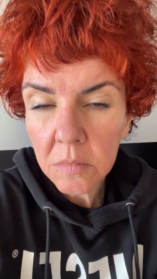 Du schaust in den Spiegel – und plötzlich erkennst du dich nicht mehr?
Willkommen in den Wechseljahren.
Und nein: Du bist damit nicht allein.
Falten.
Haut, die sich verändert.
Ein Körper, der nicht mehr „funktioniert“ wie früher.
Darüber spricht nur kaum jemand ehrlich.
Was wir stattdessen gelernt haben?
Uns zu kritisieren.
Uns zu vergleichen.
Uns kleiner zu machen.
Aber was wäre, wenn wir den Blick ändern?
✨ Was wäre, wenn du nicht siehst, was „nicht mehr ist“…
sondern alles, was du geworden bist?
51 Jahre Leben.
51 Jahre Erfahrungen.
51 Jahre DU.
Und ja – das darf man sehen.
Und feiern.
Bei MENOMIO geht es genau darum:
👉 Wechseljahre verstehen
👉 Frauengesundheit sichtbar machen
👉 und endlich aufhören, uns selbst schlechtzureden
💬 Ehrlich: Wie schaust DU gerade auf dich?
💾 Speichere dir dieses Reel, wenn du dich daran erinnern willst, liebevoller mit dir zu sein.
Wenn du neu hier bist: Willkommen bei MENOMIO ✨