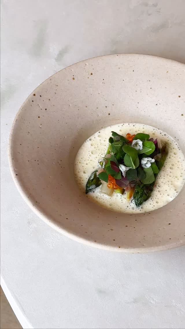 White and green asparagus with fermented asparagus, pickled rose, plum blossom vinegar, trout roe and sorrel, finished with a vin jaune sauce.
Part of the tasting menu at Moda.