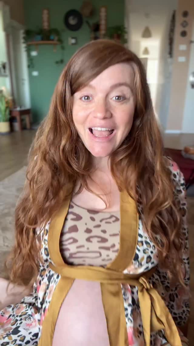  שבוע 39 ויש לי מלא תשוקה מינית 🤩 אבל זה לא היה ככה כל ההיריון, זו הייתה בחירה אקטיבית שעשיתי כדי להתכונן ללידה ולהתענג מהדרך…
בהכנה ללידה שאני עושה (בתקווה שתהיה אורגזמית), זה שזה לא שונה בשום אופן מאותם הכלים שאני מתרגלת ומלמדת אלפי אנשים במשך שנים כדי לעלות את התשוקה והחשק המיני…
ואני רוצה לשתף איתכן קצת על זה בין אם אתן לפני לידה ובין אם בא לכם פשוט להגביר את החשק בחייכן 🥰🌹
✨ הקול שלנו
כשאנחנו פותחות את הפה ומוציאות קול, אנחנו מרטיטות מלמעלה עד למטה וזה מגיע לפות, היא נפתחת ומתרחבת ומרפה, אנחנו נרצה להוציא קולות בזמן אקט מיני, ולידה היא סוג של אקט מיני גם, והוצאת קול זה פותח ותומך בטירוף.
✨ תנועת אגן
יש המון טראומות באגן שבתנועה עוזרת לשחרר ולהניע, וכמובן בזמן יחסים מיניים האיזור הזה מופעל והכל צף, נרצה להזיז את האגן מצד לצד, לפתוח, להרחיב, להחליף כמה שיותר תנוחות, וזה גם ממש עוזר כהכנה ללידה ״לשמן אותו״ לקראת ההתרחבות הגדולה…
✨ נשימה
הנשימה מכניסה אוויר טוב ומחמצנת ועוזרת לנו לצאת מקיפאון,
היא פותחת את הכיווצים, ככל שנהיה רגועות יותר כך נהיה נוכחות ומחוברות יותר… כמשהו נכנס ויוצא מתוכינו… הפות שלנו צריכה להיות רגועה ורפויה כדי שתוכל להתרחב ;)
✨ עיסוי מפנק ומענג
הגוף, הפות והרחם צריכות להרגיש בטוח, עם מי שבחרת, את עם עצמך, ועם מה שקורה… לי ממש עוזר לעשות מדי יום עיסוי באיזור ולדמיין את הפות נפתחת כורד🌹
ואם לא שמעת על לידה אורגזמית לפני:
זו לידה ששמה דגש על גירוי, התמרת הכאב לעונג ואקסטזה, ריגוש במקום כאב, וזה מזמין אותך להתחבר לגוף שלך,
להיות משוחררת, רפויה ונינוחה, לעשות עבודה תודעתית ובעיקר לשחרר את הפחד ואת המיינד ולהתמסר למיסתורין…
עצם ההכנה והחיבור לגוף ולעונג, לתודעה עם תשוקה כבר עוזרת לך להתחבר ברבדים עמוקים יותר אליך ולראות את התהליך כטקס מקודש, לא משנה מה תפגשי בו ♥️…
לידה ואורגזמה מופעלות דרך אותם מנגנונים בגוף: הורמון האוקסיטוצין, זרימת דם לאגן, והפעלה של אותם אזורים עצביים בפות וברחם.
כשאנחנו בפחד או בכיווץ: מופרש אדרנלין שמאט את הלידה ומגביר כאב. וזה תקף גם למיניות…
לכן לידה אורגזמית היא לא אומרת בכלל לידה ללא כאב,
ולאו דווקא אורגזמה אחת גדולה ומתמשכת…
אלא לידה שבה הגוף והתודעה לא בהתנגדות למה שקורה,
וכן בפתיחות ונוכחות, ובתוך הפתיחה הזו יכולה להיווצר חוויה של עונג, זרימה, ואפילו רגעים של גירוי אורגזמיים.
יודעת שזה נושא בכלל לא מדובר ולכן חשוב לדבר עליו, אותי זה ממש מרגש בתקופה הזו…