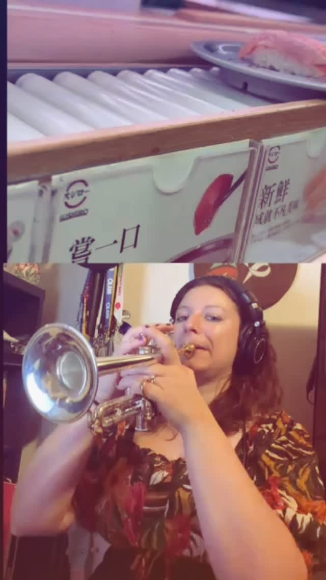 Back in the land of high quality conveyor belt sushi and I could not be happier! 🤣🎺 @akindosushiroco
•
#sushiro #jingle #salmon #sushi #foodlover