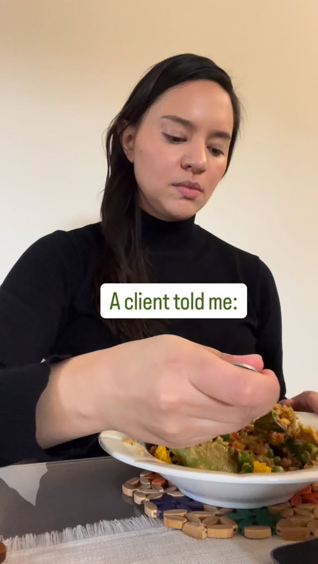 A client shared that they were told to pick grated carrots out of their salad to avoid gaining weight.
This kind of advice often comes from misunderstanding how the body stores carbohydrates.
Carbohydrates are stored as glycogen, and glycogen holds water.
So short-term changes on the scale after eating carbohydrates are often related to water, not body fat.
That distinction matters more than people think. 🥕