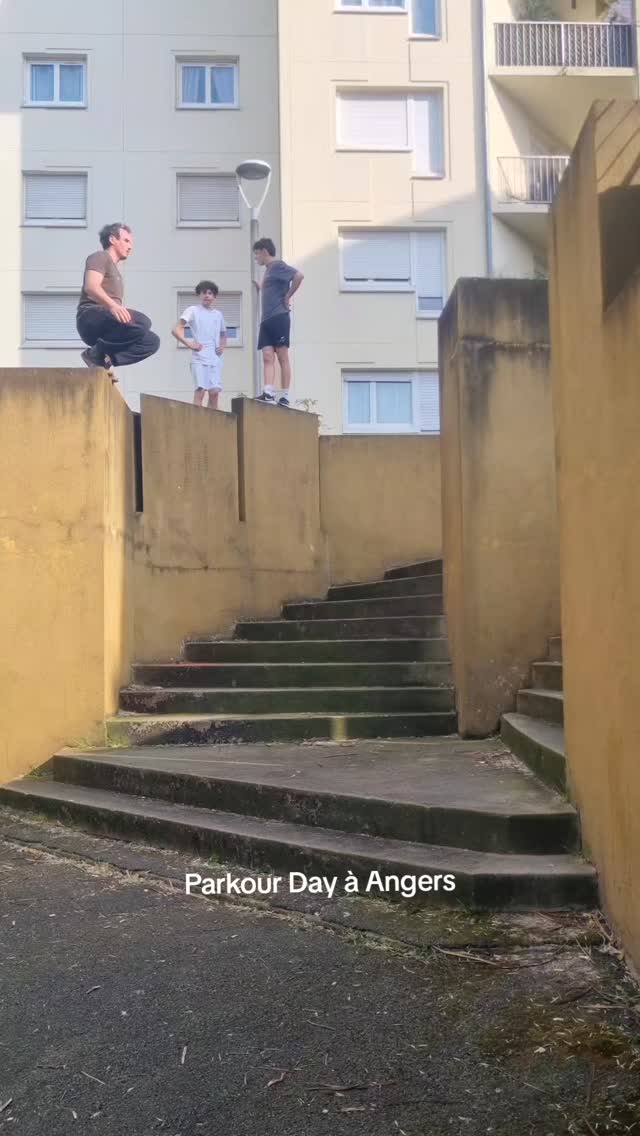 J'ai initié un rassemblement de Parkour à Angers, il y avait une trentaine de Traceurs d'un peu partout en France 🐒 C'était vraiment top de se faire un Parkour Day à l'ancienne 🕺💛 Merci à tous d'être venus !! 🐬
#parkour #Angers #vivrefort