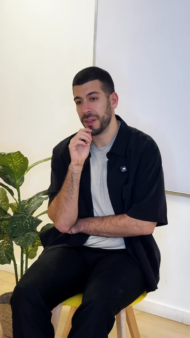 Quién más hace, no es que haga mejor ni es más válido. Quizá es porque necesita más hacer. Lo explicamos:
Una creencia limitante importante que nos sabotea es la de “Valgo por lo que hago”. Es fácil que pueda generarse en nuestra identidad, ya que desde pequeños si nuestra única vía de afecto son las recompensas cuando conseguimos algo o hacemos algo bien, podemos generar esta asociación.
Y es entonces cuando comienzan los procesos psicológicos de saboteo. Comenzamos a trampearnos para alimentar esta creencia:
📍 Evitamos Delegar
📍 No hacemos que los demás aprendan.
📍 Percibimos más los errores.
📍 Consideramos que sólo nuestra forma de hacer es la correcta.
¿Y a dónde nos lleva todo ello? A pensar:
“Si no lo hago yo, no lo hace nadie”
Y con ello reforzamos nuestra creencia y nos saboteamos.
Lo peor es que es un saboteador con ello reforzamos que puedes vivir y nadie va a ayudarte. Porque a los demás ya les puede venir bien que tú hagas.
Tanto, como a ti te viene bien que los demás no hagan.
¿Y tú, dejas hacer?
#saboteadores #psicologiadeltalento #psicologia #desarrollopersonal #liderazgo