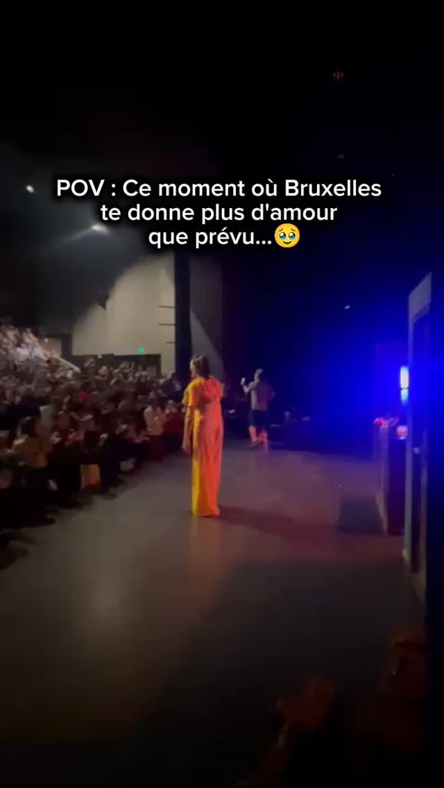 Bruxelles, on voulait juste passer… la ville a décidé de nous applaudir comme si on avait révolutionné l'humour 🤣
Ok, on prend, on ne discute pas. 🇧🇪✨
🎟️ Billetterie en bio — avant que Bruxelles nous réclame un rappel.
Merci @vision_argentique pour les images sur cette tournée.
#Bruxelles #Belgique #BrusselsVibes #POV #Humour