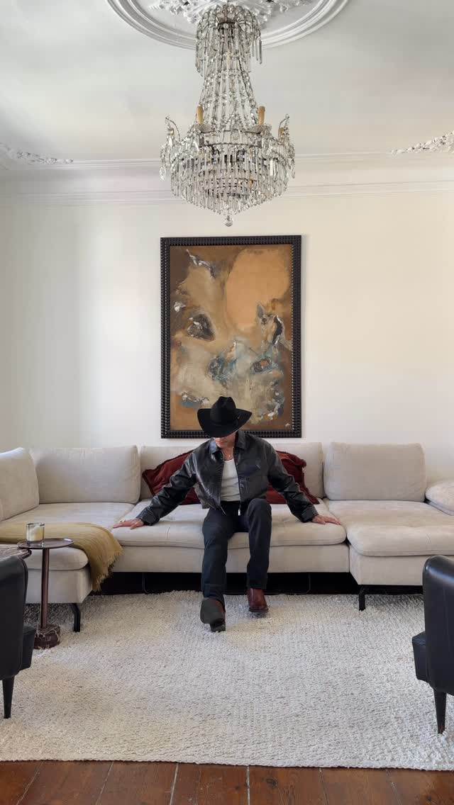 ENFILADE HOUSE: MORE THAN A NICE WORD TO SAY
An enfilade is a formal set of aligned doorways or passages leading from room to room.
In this remarkable example, the ENFILADE HOUSE doors pairs with a set of windows allowing light to flow into the space and branch sideways into adjacent rooms.
A well layered-out space that enhances relaxation, supports connection, and elevates everyday moments. Two well appointed bathrooms, two bedrooms, an office or walk-in closet, dinning room, balcony and to bring it all together, the river view from Tagus River, Lisbon.