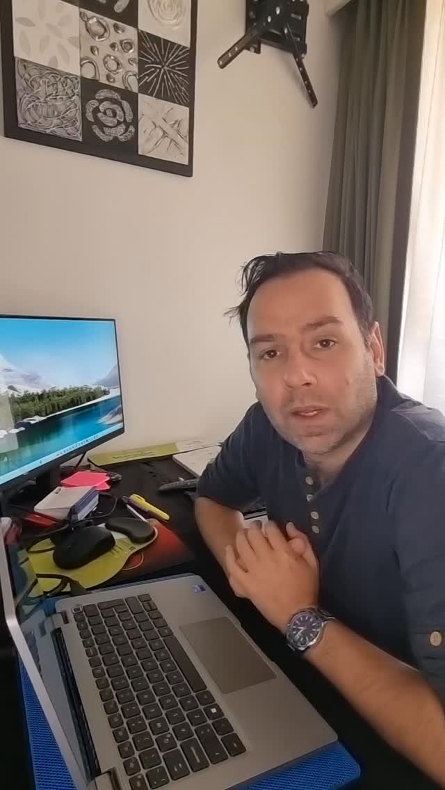 El otro día alguien me dijo algo que no se me olvida…
“Ya no nos llevamos mal…
pero tampoco nos sentimos cerca.”
Y ahí entendí algo fuerte 👇
Las relaciones no se rompen de golpe…
se enfrían en silencio.
Dejas de contar cosas,
dejas de escuchar,
dejas de intentar…
hasta que un día te das cuenta
que están juntos… pero solos.
Pero aquí va lo importante:
No siempre es falta de amor.
Muchas veces es falta de herramientas.
Porque amar a alguien no es lo difícil…
lo difícil es saber cómo hacerlo bien.
💬 Si sientes que tu relación está pasando por esto…
comenta “INFO” o escríbeme.
A veces no es el final…
es el momento de hacerlo distinto.
#RelacionesReales #AmorConsciente #Parejas #TerapiaDePareja #CrecimientoPersonal ReflexionesDeVida AmorPropio BienestarEmocional Chile ImpulsaBienestar